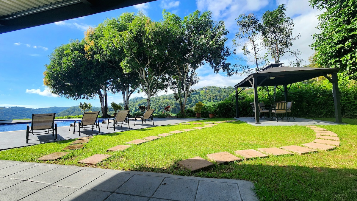 Lovely Cloud Forest Stay with Ocean Views