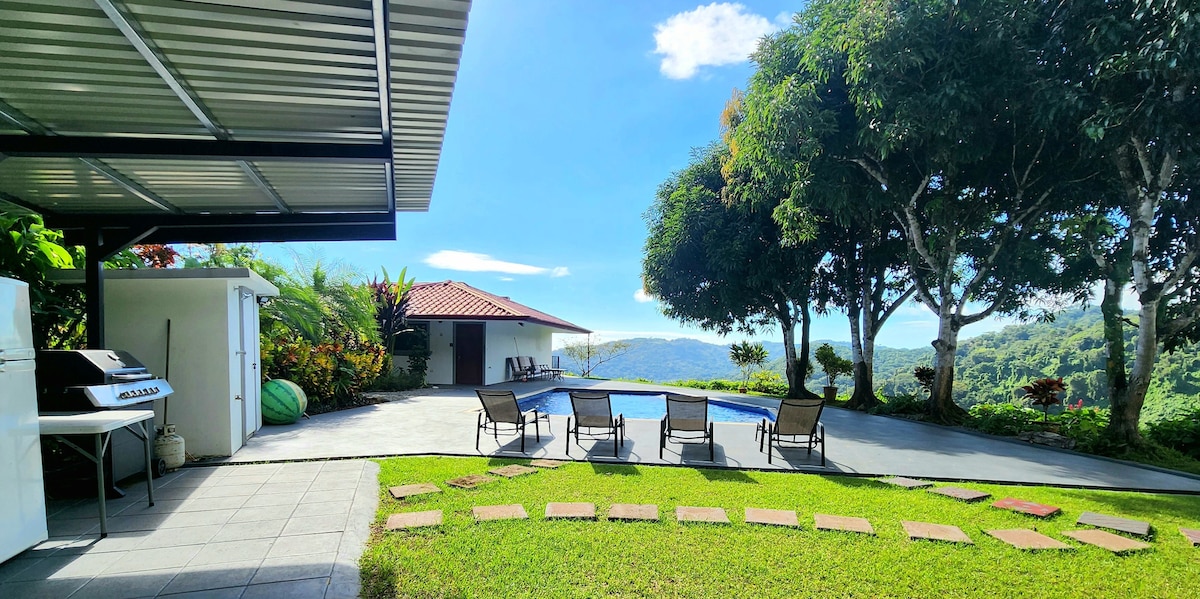 Lovely Cloud Forest Stay with Ocean Views