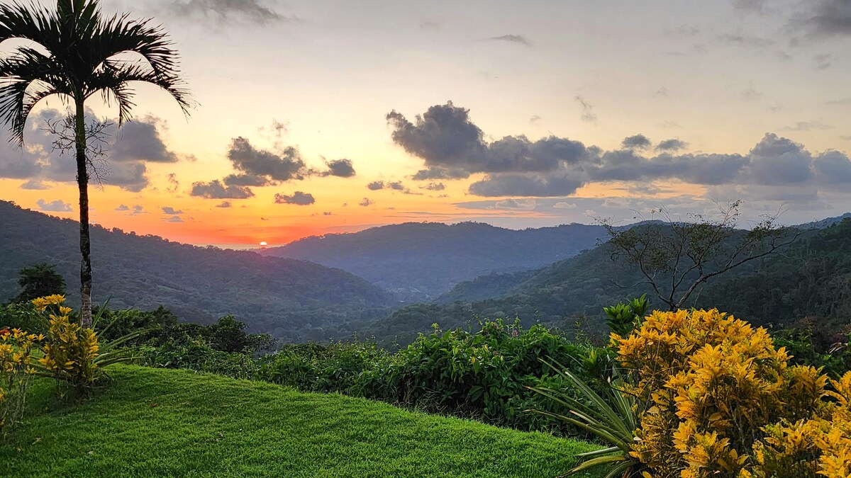 Lovely Cloud Forest Stay with Ocean Views
